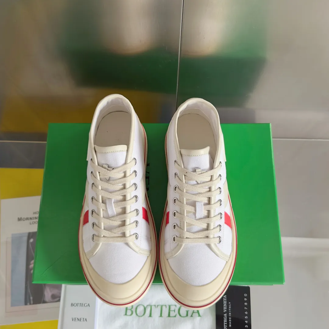 Top version: Couple model 580💰 Bottega Veneta Bottega Veneta BV’s latest Eliot series retro basketball shoes casual sports canvas shoes Bottega Veneta 2025 spring and summer show new shoes Eliot is on the market. Inspired by retro basketball sneakers, the color combination highlights youthful vitality and perfectly interprets the theme of youth and childlike innocence. The details are also very particular. The summer canvas brings excellent durability and comfort. Designs such as calfskin trim, rubber toe caps and hand-painted retro red lines are full of retro feel. The round toe and convex sole add a modern feel. Exquisite packaging at the delivery counter🛍📦 ▪️Fabrics: Original customized high-density canvas + cowhide ▪️Inner lining: Original customized breathable canvas ▪️Sole: Original open-molded anti-slip TPU material ▪️Sole thickness: 3CM ▪️Size: Women’s 35-41 / [Men’s 39-45 pre-sale]